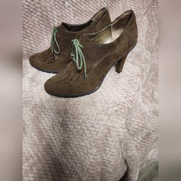 Tahari Suede heels - Picture 2 of 11